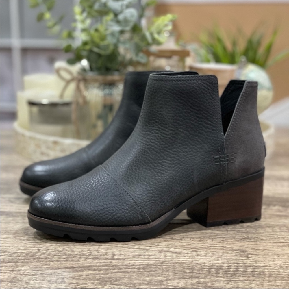 Sorel Cate Cut Out Waterproof Gray/Black Leather Ankle Bootie…Near perfect!
